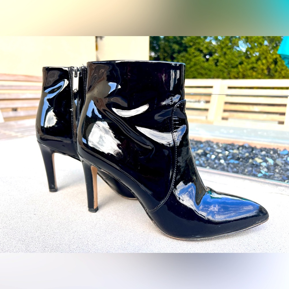 Sam Edelman size 7 in shiny patent leather look. Inside upper is leather